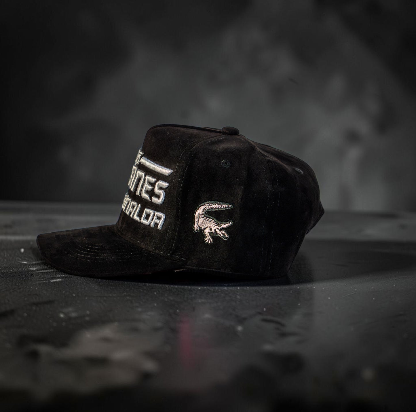 Grey/Black con Caimanes Logo