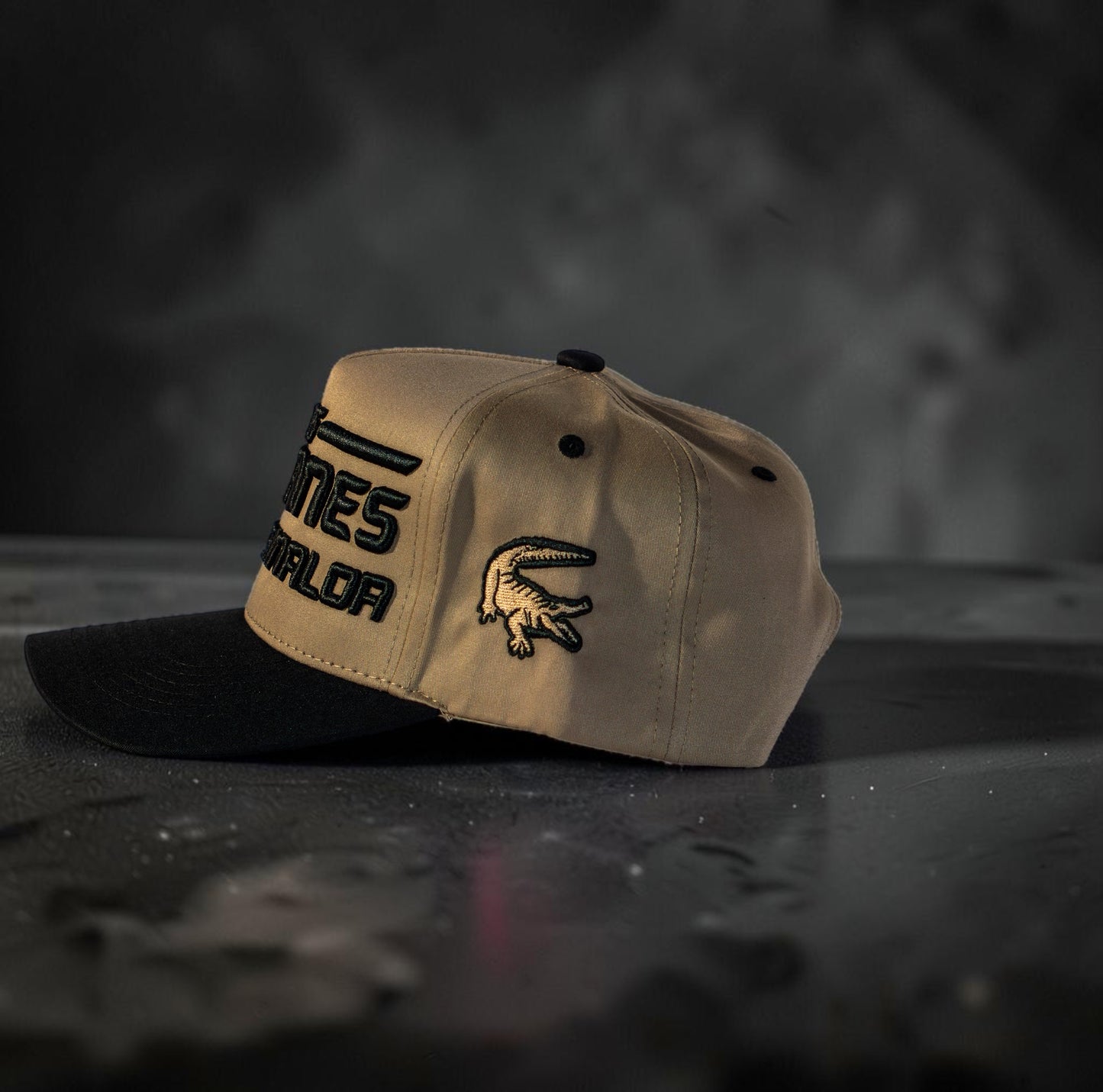 Beige/Black con Caimanes Logo