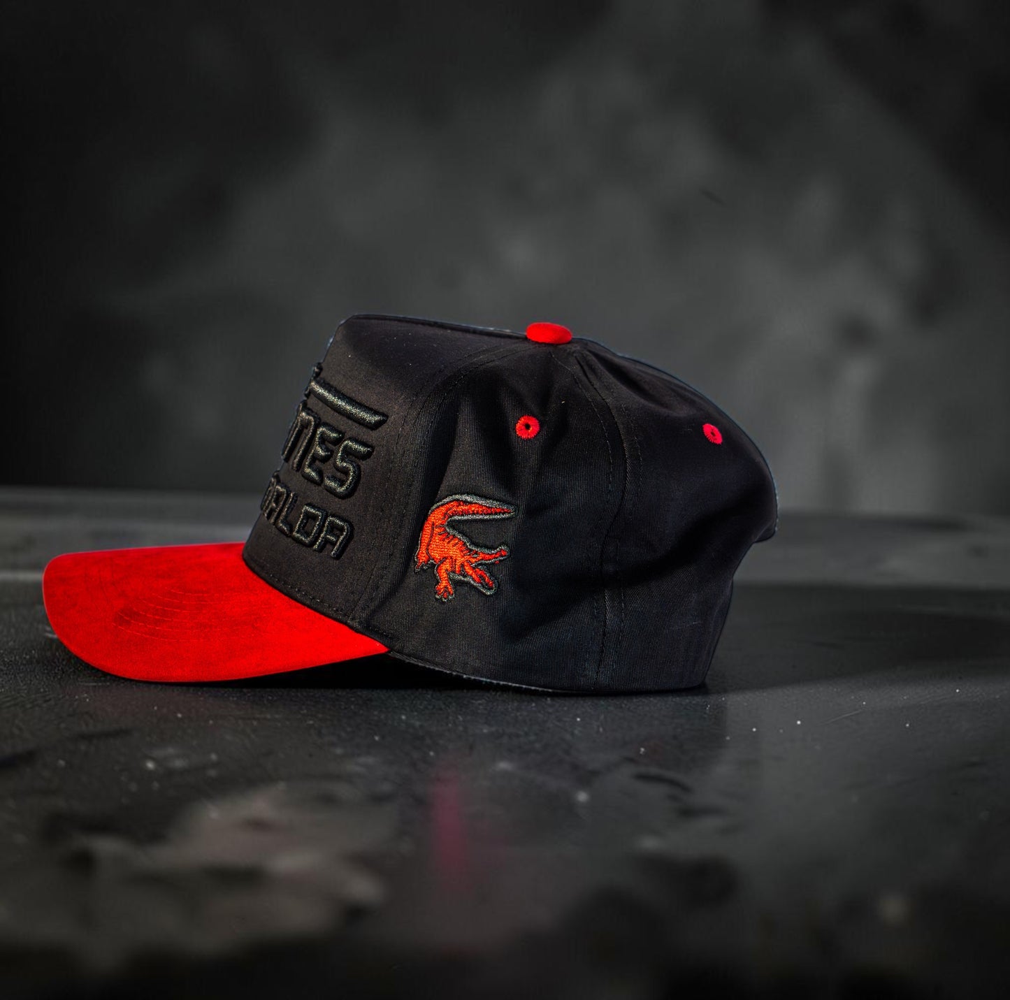 Red/Black suede con Caimanes logo