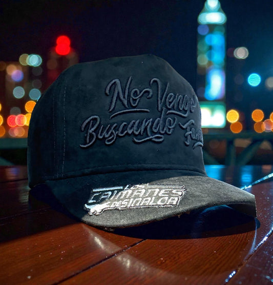 No Vengo Buscando Fama Gorra de Los Caimanes